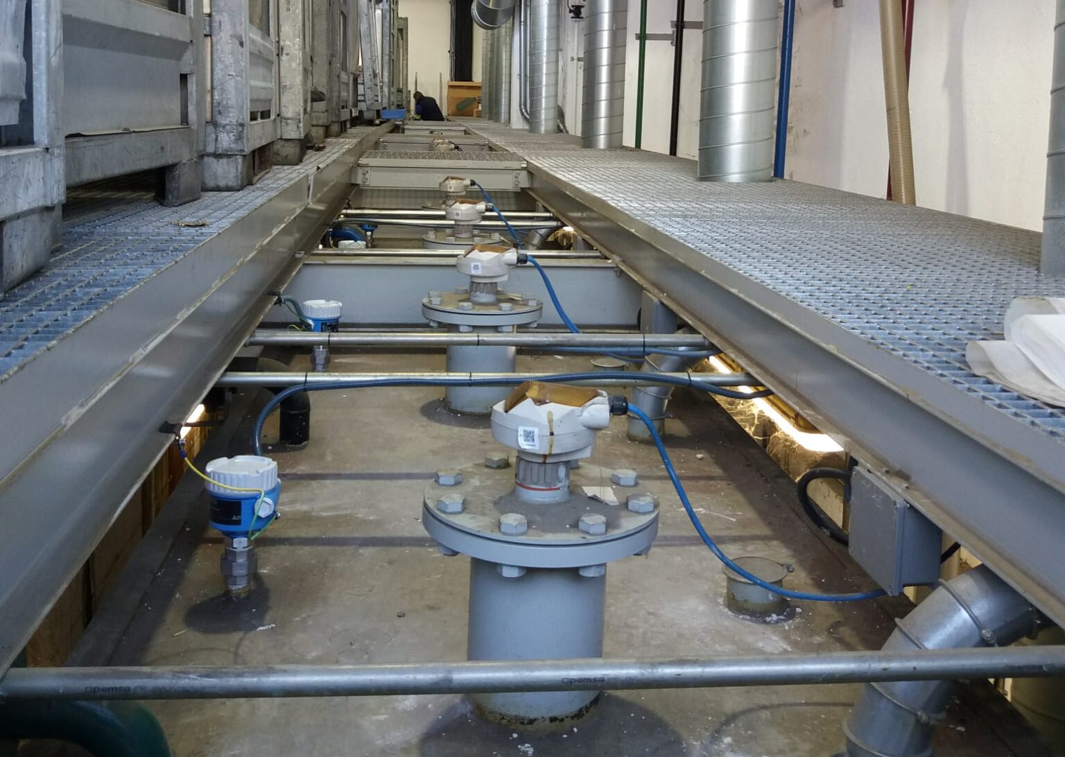 Muntatge i instal·lació de 18 sensors de nivell per a dipòsits